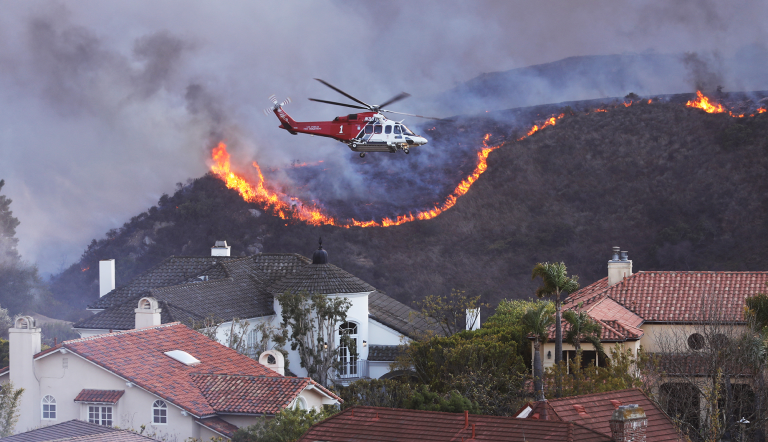 El incendio, declarado la mañana del martes, ya devoró más de 500 hectáreas de Pacific Palisades.