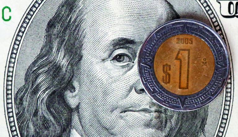 La divisa local pierde terreno afectada por el fortalecimiento global del billete verde, mientras los operadores evalúan cifras del mercado laboral de EU.