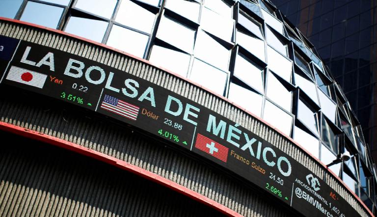 Los índices accionarios locales cayeron este miércoles, en un mercado preocupado por la estrategia arancelaria del presidente electo de Estados Unidos.
Para más información del tema, visita: https://www.eleconomista.com.mx/mercados/bmv-cae-mercado-preocupado-donald-trump-20250108-741112.html
¡Síguenos en nuestras redes sociales para mantenerte informado!
Twitter: https://twitter.com/eleconomista
Facebook: https://www.facebook.com/ElEconomista.mx
Instagram: https://www.instagram.com/eleconomistamx
LinkedIn: https://www.linkedin.com/company/el-economista/
#ElEconomista #EETV