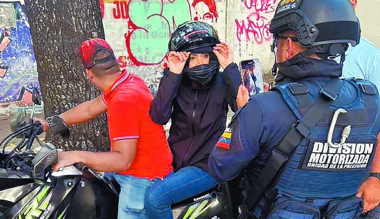 María Corina Machado videograbada por un oficial de la Policía Nacional después de pronunciar un discurso, en Caracas. (Photo by Handout / Agencia Venezuela News / AFP) / RESTRICTED TO EDITORIAL USE - MANDATORY CREDIT "AFP PHOTO / AGENCIA VENEZUELA NEWS / HANDOUT " - NO MARKETING NO ADVERTISING CAMPAIGNS - DISTRIBUTED AS A SERVICE TO CLIENTS