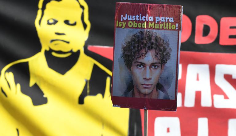 Vista de un cartel perteneciente a partidarios del gobernante Partido Libertad y Refundación (LIBRE) realizando una manifestación exigiendo justicia para el exjefe del Estado Mayor Conjunto, general Romeo Vásquez Velásquez, durante la audiencia inicial por el asesinato de Isy Obed Murillo.