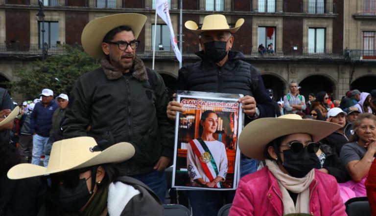Simpatizantes del movimiento de la Cuarta Transformación reunidos en el Zócalo de la CDMX, para presencial el informe de Claudia Sheinbaum por sus primero 100 días de gobierno.