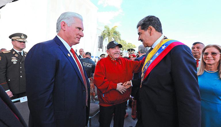 Los tres dictadores de América Latina y el Caribe, el viernes en la fraudulenta ceremonia en Caracas.