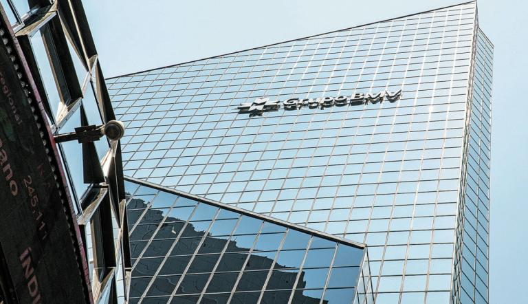 Los índices locales subieron en una jornada de dudas para un mercado que se alista antes de conocer cifras clave de inflación en EU a media semana.

Para más información del tema, visita: https://www.eleconomista.com.mx/mercados/bmv-inicia-semana-ganancias-destaca-gentera-20250113-741758.html 

¡Síguenos en nuestras redes sociales para mantenerte informado!

Twitter: https://twitter.com/eleconomista 
Facebook: https://www.facebook.com/ElEconomista.mx
Instagram: https://www.instagram.com/eleconomistamx
LinkedIn: https://www.linkedin.com/company/el-economista/

#ElEconomista #EETV