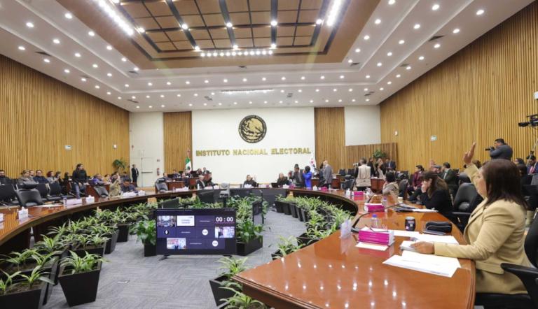 Integrantes de la asociación civil Defensorxs, presentaron una denuncia ante el INE contra las ministras Yasmín Esquivel, Lenia Batres y Loretta Ortiz, por supuestos actos anticipados de campaña y uso indebido de recursos públicos.
Para más información del tema, visita: https://www.eleconomista.com.mx/politica/denuncian-ministras-instituto-electoral-20250114-741849.html
¡Síguenos en nuestras redes sociales para mantenerte informado!
Twitter: https://twitter.com/eleconomista
Facebook: https://www.facebook.com/ElEconomista.mx
Instagram: https://www.instagram.com/eleconomistamx
LinkedIn: https://www.linkedin.com/company/el-economista/
#ElEconomista #EETV