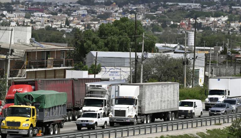 El secretario de Movilidad del Estado de México, Daniel Sibaja, dijo que las demandas del gremio serán atendidas por distintas instancias del gobierno.
Para más información del tema, visita: https://www.eleconomista.com.mx/politica/que-marcha-rumbo-zocalo-transportistas-cdmx-edomex-20250117-742437.html
Twitter: https://twitter.com/eleconomista
Sitio web: https://www.eleconomista.com.mx/
Facebook: https://www.facebook.com/ElEconomista.mx
#ElEconomista #CapitalHumano #EETV