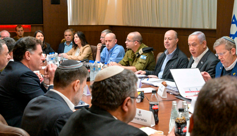 Imagen difundida por la Oficina de Prensa del Gobierno de Israel que muestra al primer ministro Benjamin Netanyahu, encabezando una reunión del gabinete de seguridad para votar sobre un alto el fuego en Gaza y un acuerdo de liberación de rehenes.