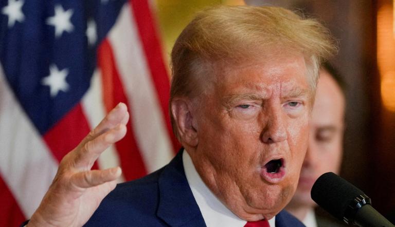 Donald Trump, hace un gesto mientras habla durante una conferencia de prensa en la Torre Trump.