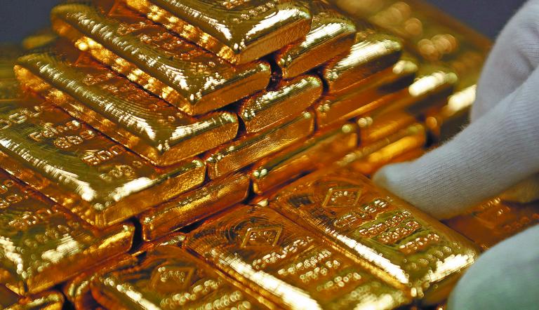 FILE PHOTO: An employee sorts gold bars in the Austrian Gold and Silver Separating Plant in Vienna, Austria, December 15, 2017. REUTERS/Leonhard Foeger/File Photo