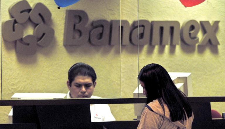 Atención en cajas del banco Banamex.