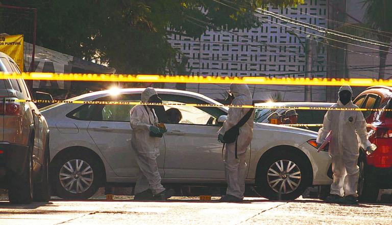 ACAPULCO, GUERRERO, 11DICIEMBRE2024.- El ex presidente del Tribunal Superior de Justicia del Estado de Guerrero, el magistrado Edmundo Román Pinzón, fue asesinado cuando conducía su automóvil esta tarde cuándo salía de los Juzgados de Caleta, testigos informaron que hombres armados le dispararon sobre la avenida Gran Vía Tropical del fraccionamiento Las Playas, el lugar quedó resguardo por policías de diferentes corporaciones mientras se realizaban las diligencias. FOTO: CARLOS ALBERTO CARBAJAL/CUARTOSCURO.COM