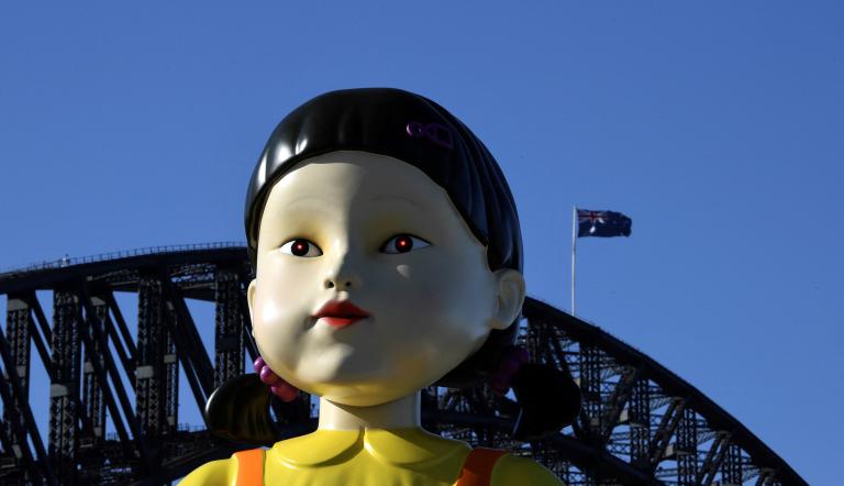 Young-hee, una muñeca robótica de aspecto inocente que, en realidad, tiene una función mortal en la serie de televisión surcoreana: encontrar concursantes a los que disparar en el juego "Luz roja, luz verde" si los ve en movimiento.