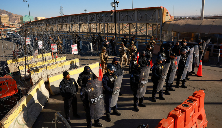 Miembros de la Oficina de Aduanas y Protección Fronteriza de Estados Unidos (CBP) realizan un simulacro el día de la toma de posesión del presidente electo de Estados Unidos, Donald Trump, en el puente fronterizo internacional Paso del Norte en Ciudad Juárez, México, el 20 de enero de 2025.