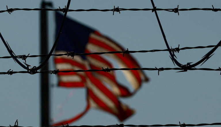 Bandera de Estados Unidos cerca de la frontera con México en El Paso.