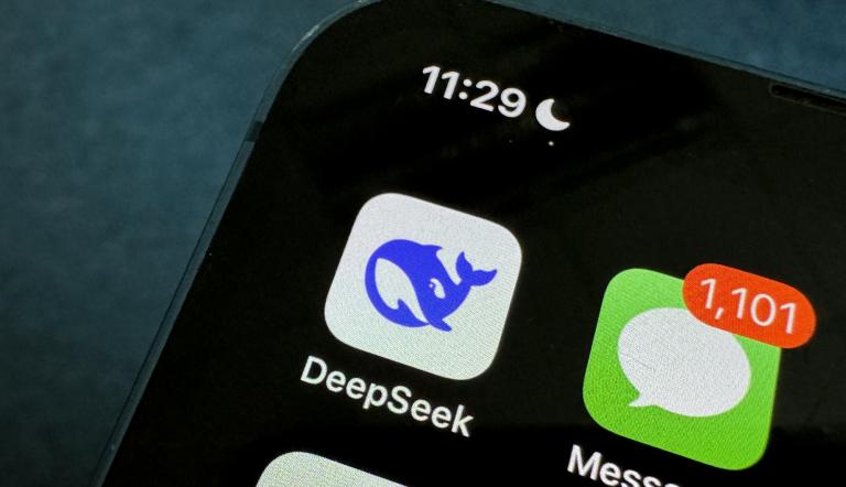 Este "chatbot" se está haciendo un hueco en la industria de la altas tecnologías, entre gigantes estadounidenses como Nvidia y Meta, que invirtieron sumas colosales para dominar el sector en auge de la inteligencia artificial (IA).