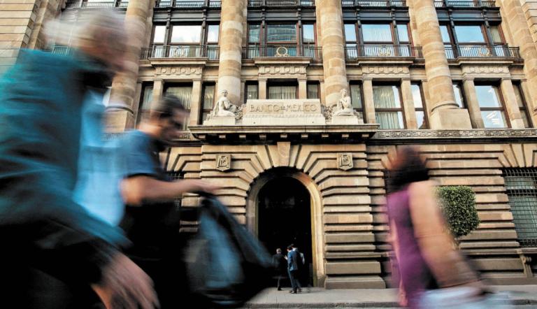 Si el gobierno de Estados Unidos aplica tarifas el 1 de febrero, Banco de México dejará sin cambio las tasas en su primera reunión monetaria del año, anticipó el economista jefe para México, Canadá y Latinoamérica de Bank of America Securities, Carlos Capistrán
Para más información del tema, visita: https://www.eleconomista.com.mx/sectorfinanciero/aranceles-1-febrero-llevarian-banxico-mantener-cambio-tasa-interes-bofa-20250128-743959.html
¡Síguenos en nuestras redes sociales para mantenerte informado!
Twitter: https://twitter.com/eleconomista
Facebook: https://www.facebook.com/ElEconomista.mx
Instagram: https://www.instagram.com/eleconomistamx
LinkedIn: https://www.linkedin.com/company/el-economista/
#ElEconomista #EETV
