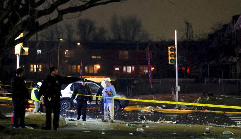 Personal de emergencia trabaja junto a los escombros en el lugar del accidente aéreo en Filadelfia , Pensilvania.