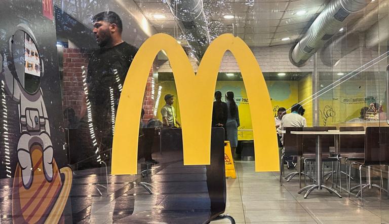 Gente dentro de un restaurante de McDonald's.