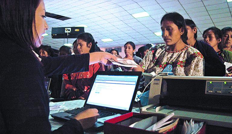 Se estima que hay 1.8 millones de familias en México que reciben envíos de remesas, principalmente desde Estados Unidos.