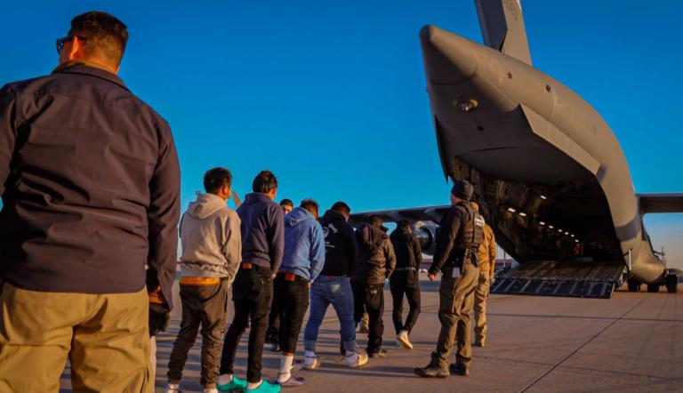 El presidente panameño había ofrecido para las deportaciones la pista de Metetí, en el Darién, en un reunión el 2 de febrero con el secretario de Estado de Estados Unidos, Marco Rubio, en Ciudad de Panamá.
Para más información del tema, visita: https://www.eleconomista.com.mx/internacionales/panama-recibio-primer-vuelo-migrantes-paises-deportados-estados-unidos-20250213-746227.html
¡Síguenos en nuestras redes sociales para mantenerte informado!
Twitter: https://twitter.com/eleconomista
Facebook: https://www.facebook.com/ElEconomista.mx
Instagram: https://www.instagram.com/eleconomistamx
LinkedIn: https://www.linkedin.com/company/el-economista/
#ElEconomista #EETV