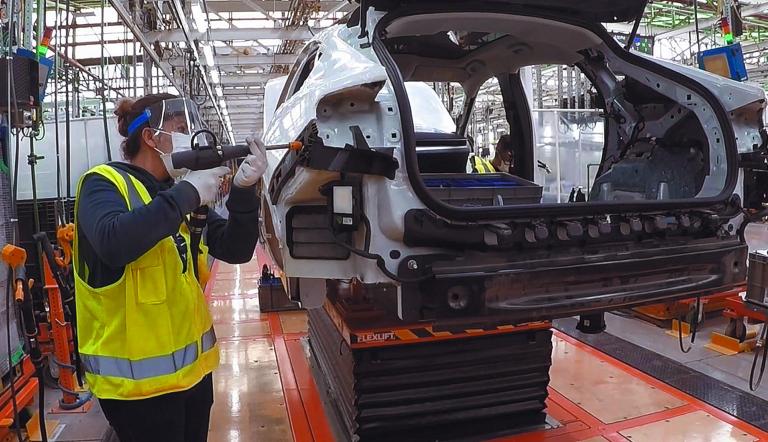 La industria automotriz genera alrededor de dos millones de empleos directos e indirectos en México.