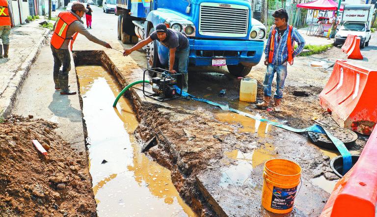 Una de las metas del gobierno es la rehabilitación del sistema de distribución de agua potable de la capital del país.