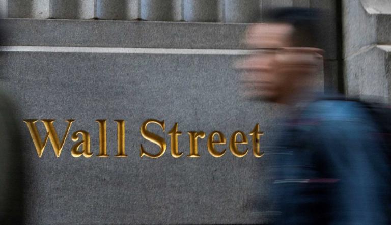 Los promedios bajaron, con el Dow Jones a la cabeza, afectado por una fuerte caída en las acciones de la minorista tras revelar sus débiles previsiones.

Para más información del tema, visita: https://www.eleconomista.com.mx/mercados/wall-street-retrocede-walmart-encabezo-perdidas-20250220-747278.html

Twitter: https://twitter.com/eleconomista 
Sitio web: https://www.eleconomista.com.mx/ 
Facebook: https://www.facebook.com/ElEconomista.mx 

#ElEconomista #CapitalHumano #EETV