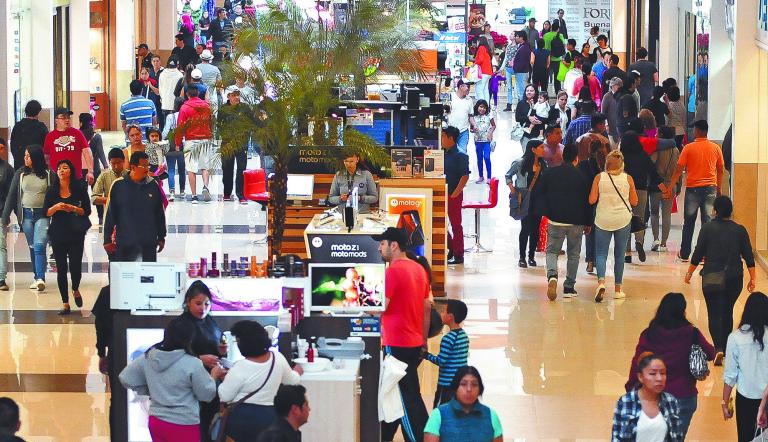 CIUDAD DE MÉXICO, 24DICIEMBRE2016.- Cientos de personas abarrotan las tiendas departamentales del centro comercial Forum Buenavista, a unas horas de celebrar la Noche Buena y Navidad. La mayoría de las personas acuden a comprar regalos de úlitmo momento para sus familiares y amigos. FOTO: DIEGO SIMÓN SÁNCHEZ /CUARTOSCURO.COM