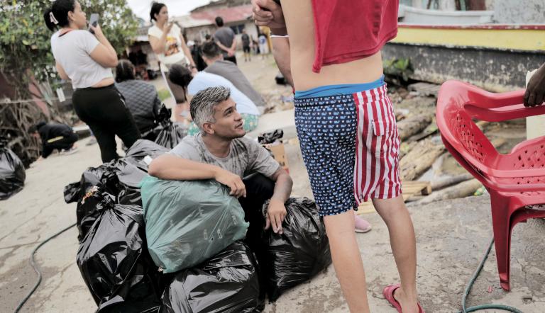 Migrantes de Venezuela con destino a Colombia esperan un barco en Miramar, Panamá.