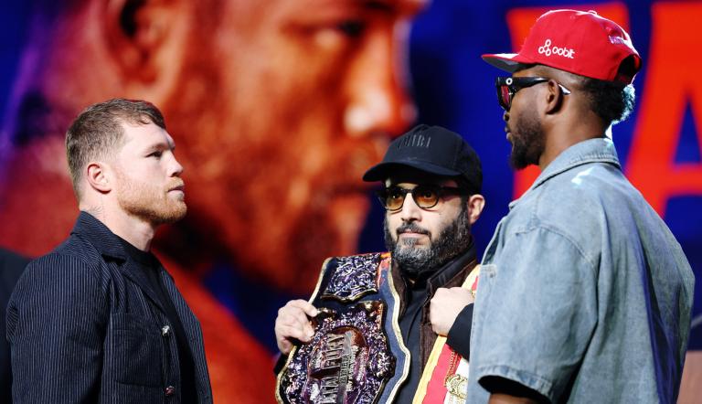 "Canelo" Álvarez se enfrenta a William Scull de Cuba (der.).