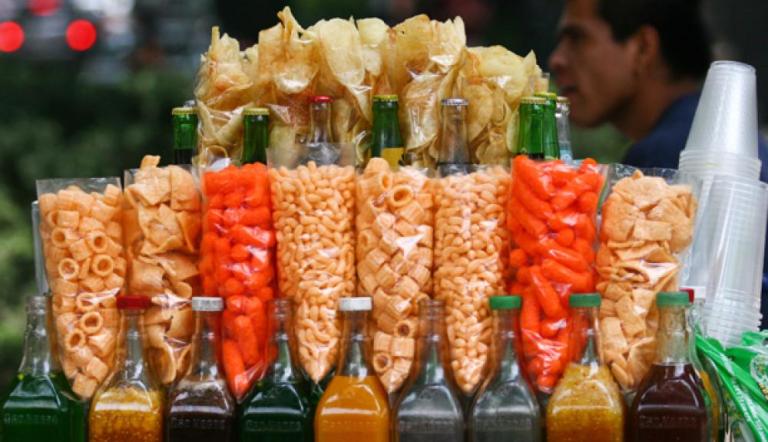 El 29 de marzo comienzan a regir las normas del programa "Vida Saludable" impulsado por la actual administración federal que prohibe la venta de refrescos, frituras, dulces, chocolates, pastelitos y productos similares en las escuelas.

Para más información del tema, visita: https://www.eleconomista.com.mx/politica/entra-vigor-prohibicion-venta-comida-chatarra-escuelas-20250328-752553.html

¡Síguenos en nuestras redes sociales para mantenerte informado!

Twitter: https://twitter.com/eleconomista 
Facebook: https://www.facebook.com/ElEconomista.mx
Instagram: https://www.instagram.com/eleconomistamx
LinkedIn: https://www.linkedin.com/company/el-economista/

#ElEconomista #EETV