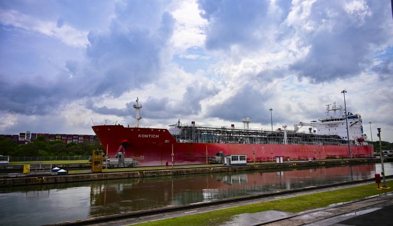 Más del 40% del tráfico de contenedores de Estados Unidos, valorado en unos 270,000 millones de dólares al año, pasa por el Canal de Panamá, lo que supone más de dos tercios de los buques que cruzan cada día
