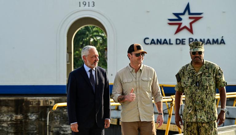 El secretario de Defensa de Estados Unidos, Pete Hegseth (centro), posa para una fotografía junto al administrador del Canal de Panamá, Ricaurte Vásquez (izquierda).