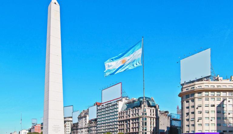 El lunes 14 de abril, Buenos Aires recibirá la visita del secretario del Tesoro de EU, Scott K.H. Bessent, la cual ocurre en medio de las turbulencias financieras a nivel internacional por la política arancelaria de Trump.
Para más información del tema, visita: https://www.eleconomista.com.mx/internacionales/argentina-anuncia-acuerdo-fmi-flexibilizacion-control-cambiario-20250411-754654.html
¡Síguenos en nuestras redes sociales para mantenerte informado!
Twitter: https://twitter.com/eleconomista
Facebook: https://www.facebook.com/ElEconomista.mx
Instagram: https://www.instagram.com/eleconomistamx
LinkedIn: https://www.linkedin.com/company/el-economista/
#ElEconomista #EETV