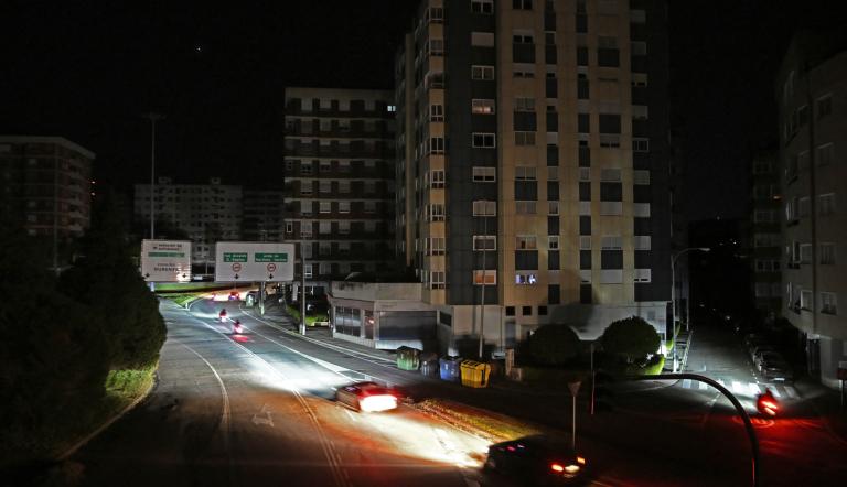 Los españoles respiraron con alivio tras la reanudación del servicio eléctrico, que permitió usar los celulares, Internet y el restablecimiento del servicio ferroviario,