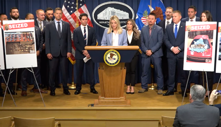 Departamento de Justicia de Estados Unidos anuncia decomiso de fentanilo.