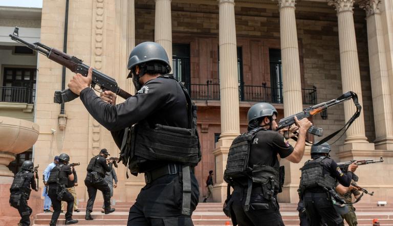 Comandos policiales participan en un simulacro de seguridad en la Asamblea de Punjab en Lahore, tras las continuas tensiones fronterizas entre India y Pakistán.
