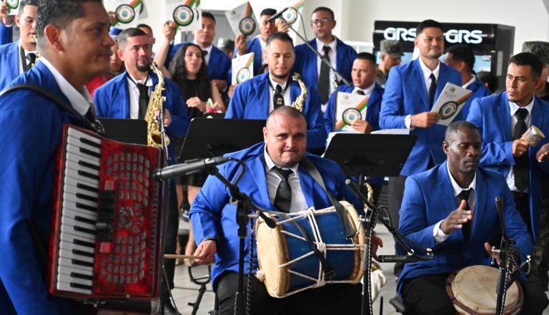 Miembros internos de la orquesta "Libertad" se presentan durante un concierto por el Día de las Madres en la sede del Instituto Nacional Penitenciario en Tegucigalpa.