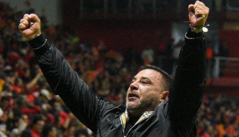 Antonio Mohamed, DT de los Diablos de Toluca, festeja el pase a semifinales al derrotar a la escuadra de los Rayados de Monterrey.