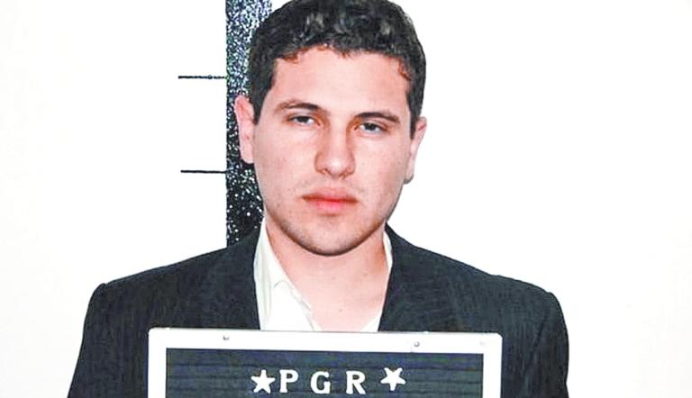 De acuerdo con el reportaje de WSJ, Archivaldo habría sido quien se encargó del operativo desplegado por miembros del Cártel de Sinaloa para que liberaran a Ovidio Guzman durante la administración de Andrés Manuel López Obrador.

Para más información del tema, visita: https://www.eleconomista.com.mx/politica/reportan-escape-archivaldo-guzman-traves-tunel-20250513-758809.html

¡Síguenos en nuestras redes sociales para mantenerte informado!

Twitter: https://twitter.com/eleconomista 
Facebook: https://www.facebook.com/ElEconomista.mx
Instagram: https://www.instagram.com/eleconomistamx
LinkedIn: https://www.linkedin.com/company/el-economista/

#ElEconomista #EETV