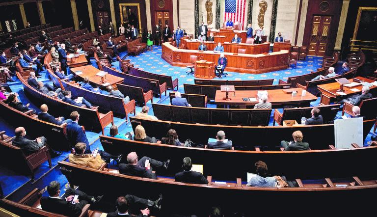 Tras una sesión de trabajo de más de 26 horas, el Comité de Energía y Comercio votó en línea con los partidos el plan de los republicanos para endurecer la elegibilidad para el plan de salud Medicaid, que cubre a 71 millones de estadounidenses de bajos ingresos. Caroline Brehman/Pool via REUTERS/File Photo