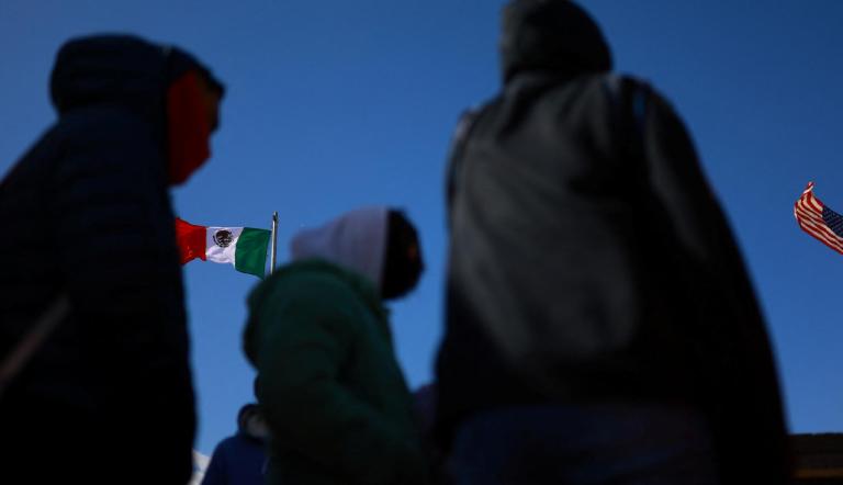 El juez magistrado federal Gregory Wormuth comenzó a presentar sus decisiones a última hora del miércoles, en las que dictaminó que los migrantes no sabían que estaban ingresando a una zona militar en Nuevo México y, por lo tanto, no podían ser acusados, según documentos judiciales y un abogado defensor.
Para más información del tema, visita: https://www.eleconomista.com.mx/internacionales/juez-eu-desestima-cargos-migrantes-capturados-zona-militar-20250515-759273.html
¡Síguenos en nuestras redes sociales para mantenerte informado!
Twitter: https://twitter.com/eleconomista
Facebook: https://www.facebook.com/ElEconomista.mx
Instagram: https://www.instagram.com/eleconomistamx
LinkedIn: https://www.linkedin.com/company/el-economista/
#ElEconomista #EETV