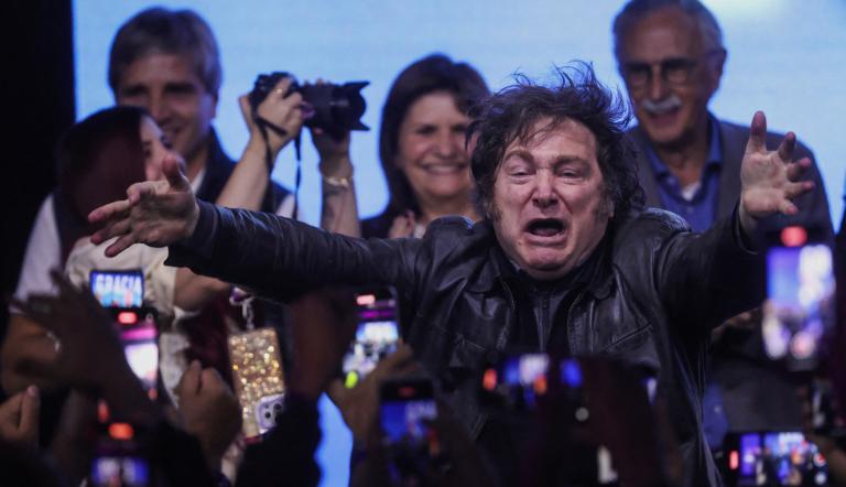 El presidente de Argentina, Javier Milei, reacciona en el escenario de la sede del partido La Libertad Avanza el día de las elecciones legislativas de la ciudad de Buenos Aires, Argentina