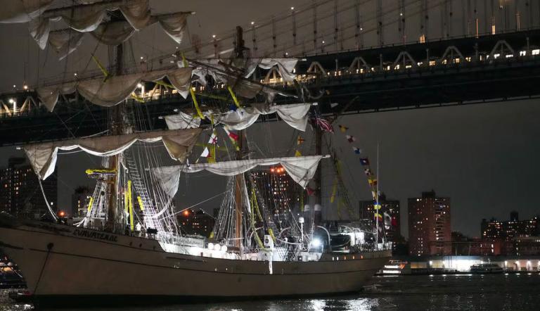 Las autoridades de Estados Unidos abrieron el domingo una investigación por el choque del buque escuela mexicano Cuauhtémoc contra el icónico puente de Brooklyn de Nueva York, que dejó un saldo de dos muertos y una veintena de heridos.
¡Síguenos en nuestras redes sociales para mantenerte informado!
Twitter: https://twitter.com/eleconomista
Facebook: https://www.facebook.com/ElEconomista.mx
Instagram: https://www.instagram.com/eleconomistamx
LinkedIn: https://www.linkedin.com/company/el-economista/
#ElEconomista #EETV
