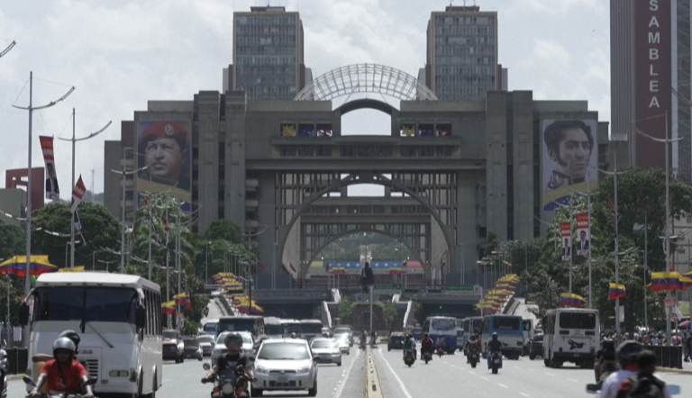 Venezuela anunció este lunes la suspensión "inmediata" de la conexión aérea con Colombia tras denunciar la llegada de "mercenarios" por esta vía con el plan de "sabotear" las elecciones de gobernadores y parlamentarias del domingo.
Para más información del tema, visita:
Twitter: https://twitter.com/eleconomista
Sitio web: https://www.eleconomista.com.mx/
Facebook: https://www.facebook.com/ElEconomista.mx
#ElEconomista #CapitalHumano #EETV