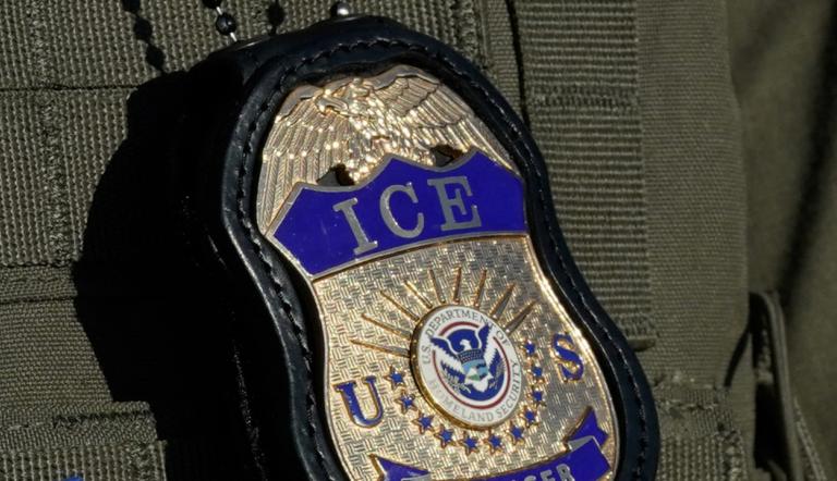 Ramón Morales Reyes, de 54 años de edad, supuestamente envió una carta a un agente del Servicio de Inmigración y Control de Aduanas de Estados Unidos (ICE) en la que afirmaba que le dispararía al presidente en la cabeza en uno de sus mítines.