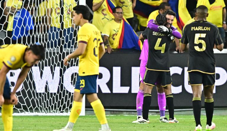 El portero francés del LAFC, Hugo Lloris (2.º izq.), celebra con el defensa colombiano del LAFC, Eddie Segura, la victoria de su equipo al final del partido de desempate entre el LAFC y el Club América, por el último puesto en la Copa Mundial de Clubes de la FIFA 2025.