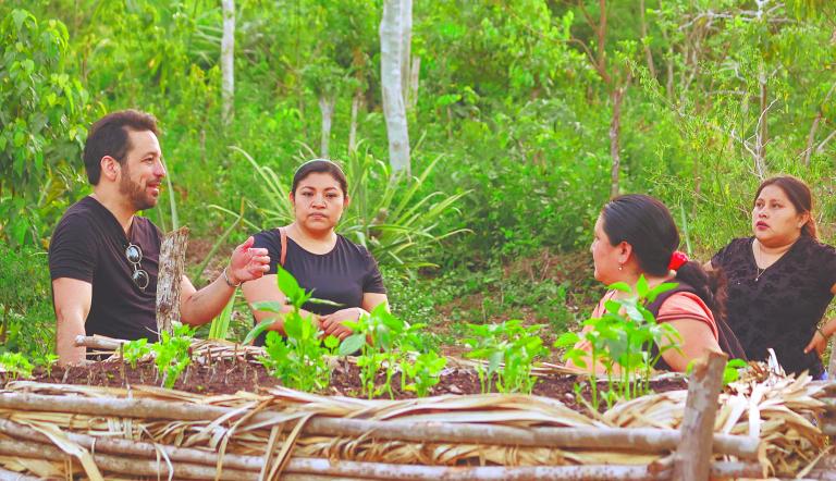 Autoridades mayas y jóvenes líderes participan en talleres de regeneración territorial comunitaria.