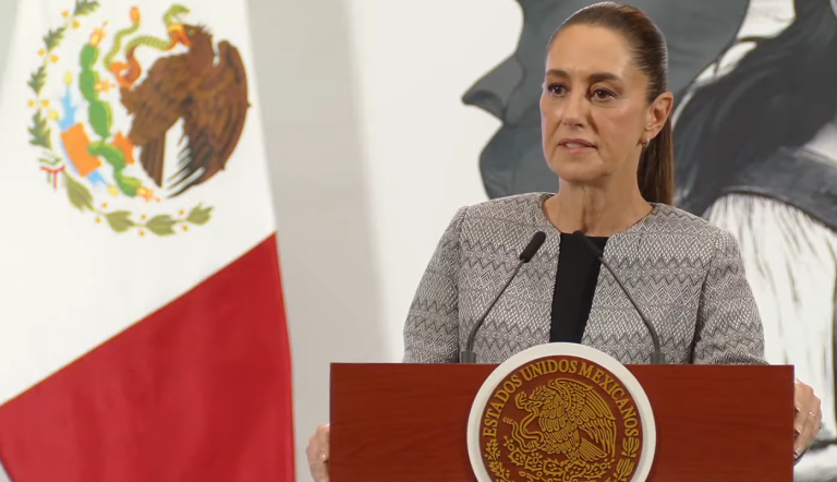 La presidenta de México, Claudia Sheinbaum, se pronunció este jueves en contra de los actos violentos registrados en las instalaciones de la Segob durante la charla entre la CNTE y las autoridades del gobierno federal, y llamó a las y los maestros a deslindarse o asumir a estos grupos que, aseguró, buscan provocar y generar una imagen de represión por parte del gobierno federal.
Para más información del tema, visita: https://www.eleconomista.com.mx/politica/sheinbaum-llama-cnte-deslindarse-asumir-actos-violentos-segob-20250605-762370.html
¡Síguenos en nuestras redes sociales para mantenerte informado!
Twitter: https://twitter.com/eleconomista
Facebook: https://www.facebook.com/ElEconomista.mx
Instagram: https://www.instagram.com/eleconomistamx
LinkedIn: https://www.linkedin.com/company/el-economista/
#ElEconomista #EETV #Sheinbaum #CNTE