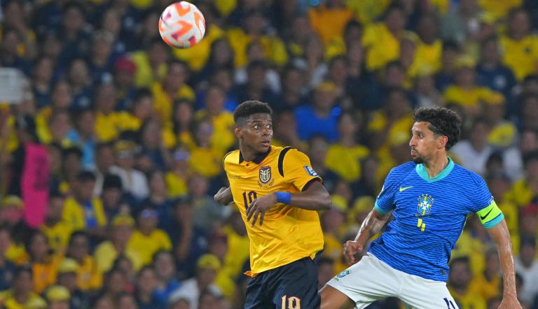 El mediocampista ecuatoriano Nilson Angulo y el defensa brasileño Marquinhos disputan el balón durante un partido de clasificación para la Copa Mundial 2026.